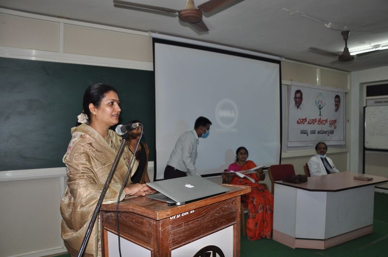 A speaker addresses trainees at a first aid and life-support session.