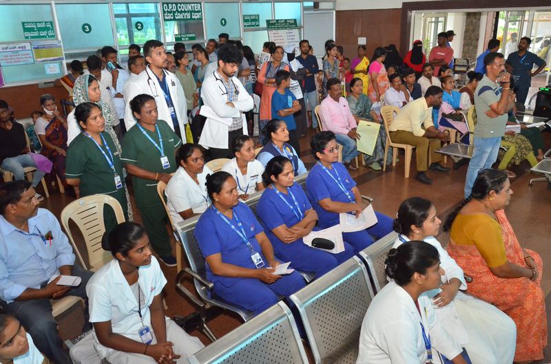 Nurses and visitors attend a health talk in a hospital outpatient hall.